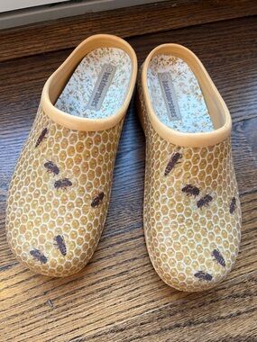 Garden clogs - barely worn